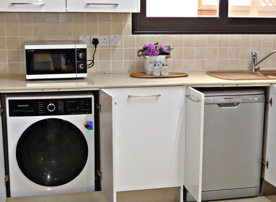 Comfort Townhome, 3 Bedrooms | Private kitchen | Fridge, microwave, oven, stovetop