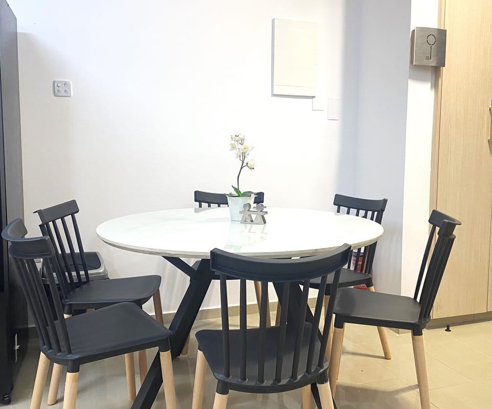 Comfort Townhome, 3 Bedrooms | In-room dining