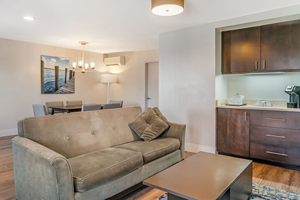 Suite, 1 King Bed | Living area