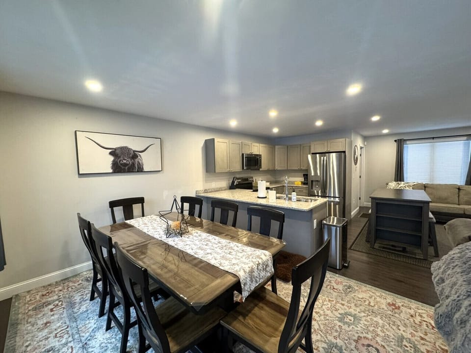 Fully equipped kitchen open to dining area