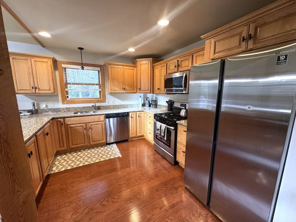 Kitchen with SS appliances, granite countertops