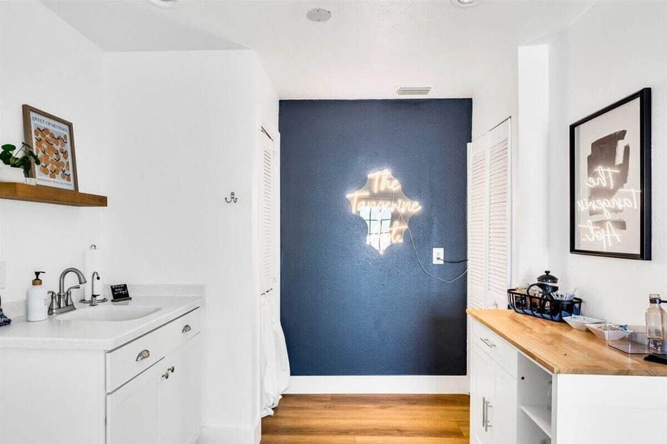 A small but mighty kitchenette space!