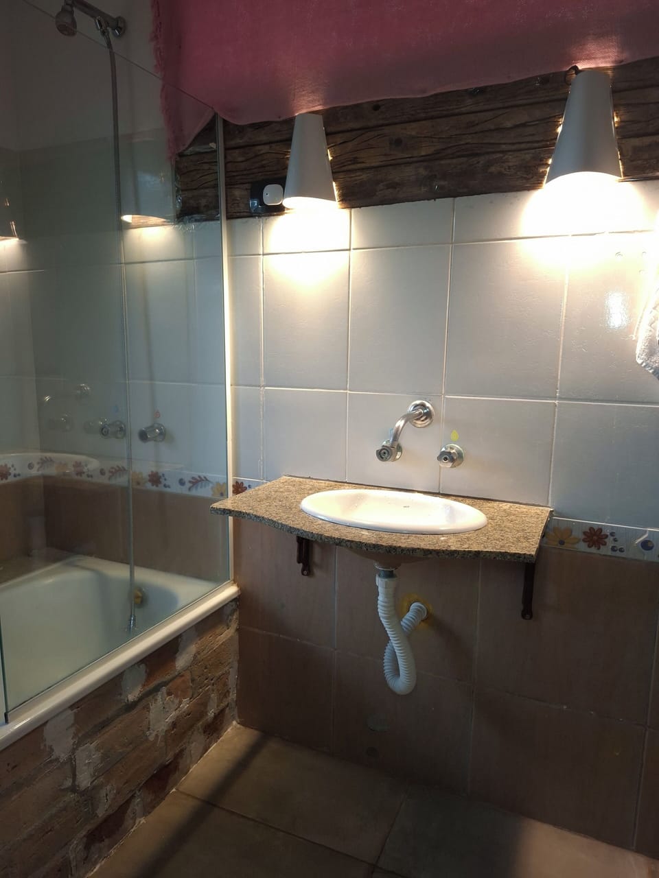 Deluxe Room | Bathroom | Free toiletries, towels, soap, toilet paper