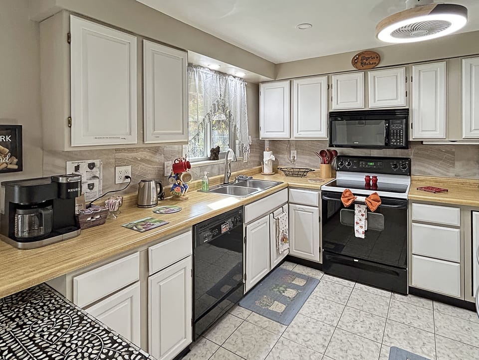 House, 3 Bedrooms | Private kitchen | Fridge, oven, coffee/tea maker, electric kettle