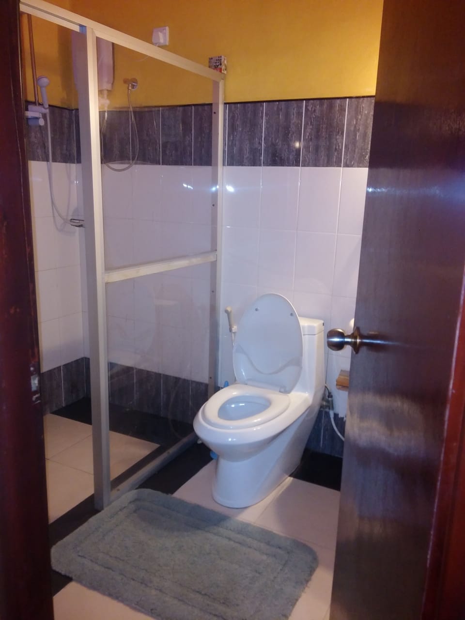 Apartment  | Bathroom | Shower, free toiletries, hair dryer, towels