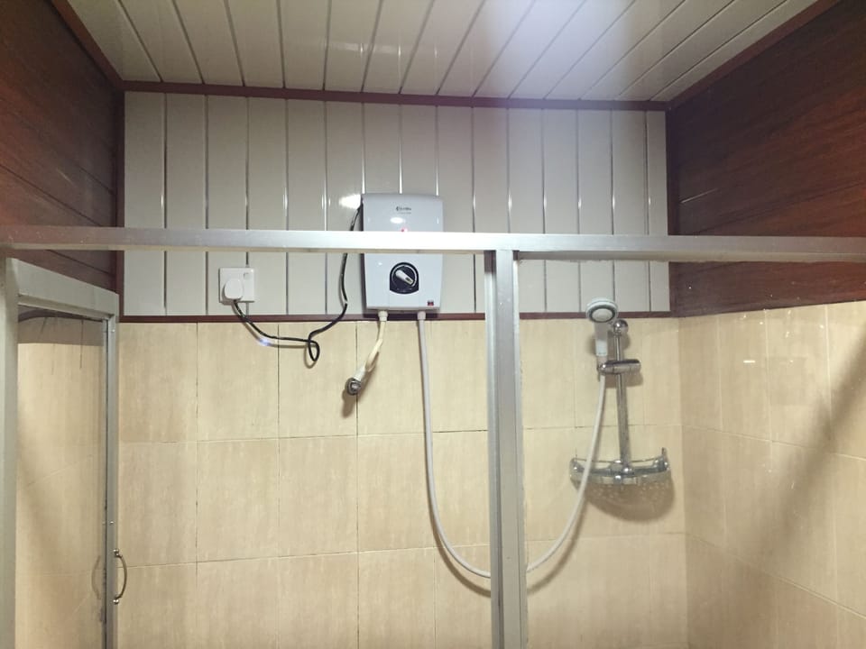 Deluxe Triple Room, 1 Bedroom, Accessible, Non Smoking | Bathroom shower