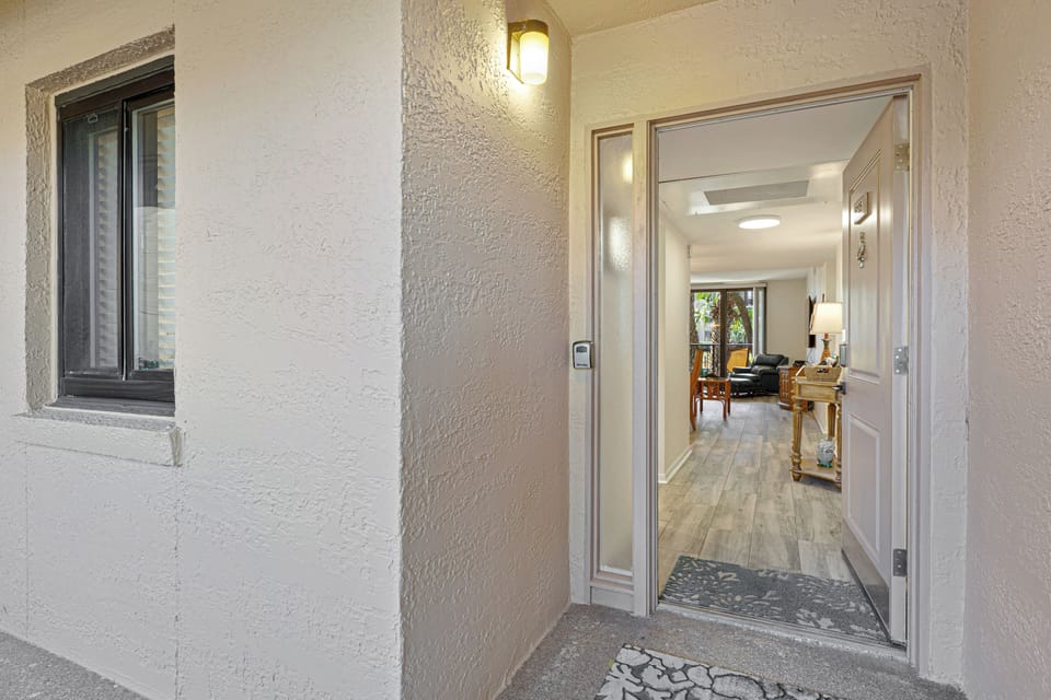 Entrance to 6105 Island Club