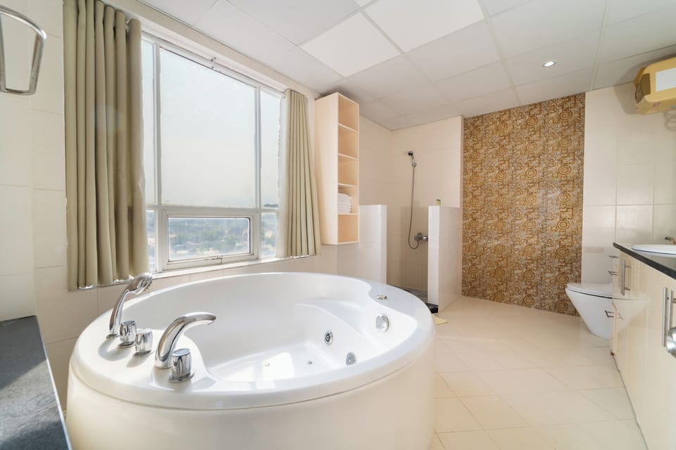 Family Suite | Bathroom | Combined shower/tub, free toiletries, towels, soap