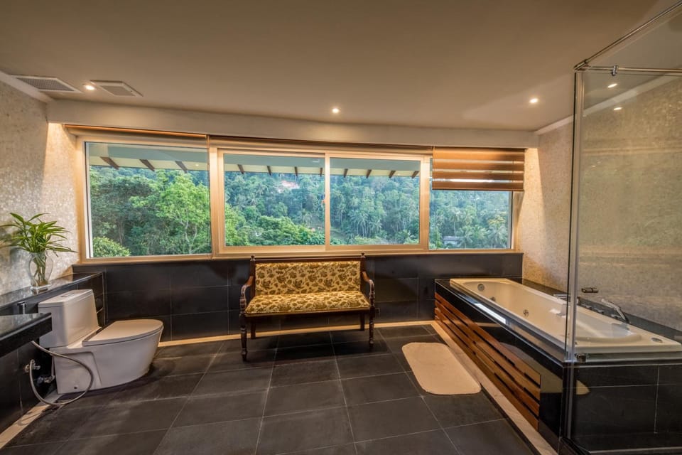 Junior Suite | Bathroom | Shower, hydromassage showerhead, free toiletries, hair dryer