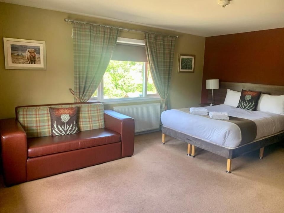 Family Room, 1 King Bed | Egyptian cotton sheets, down comforters, in-room safe, soundproofing