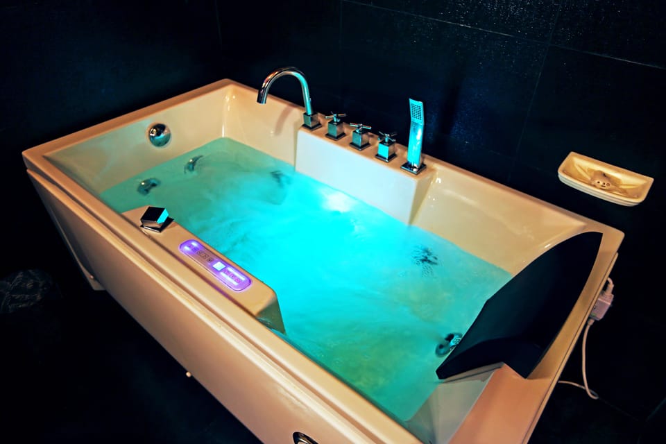 Super  Deluxe,1 Bedroom, Non Smoking, Bathtub | Jetted tub