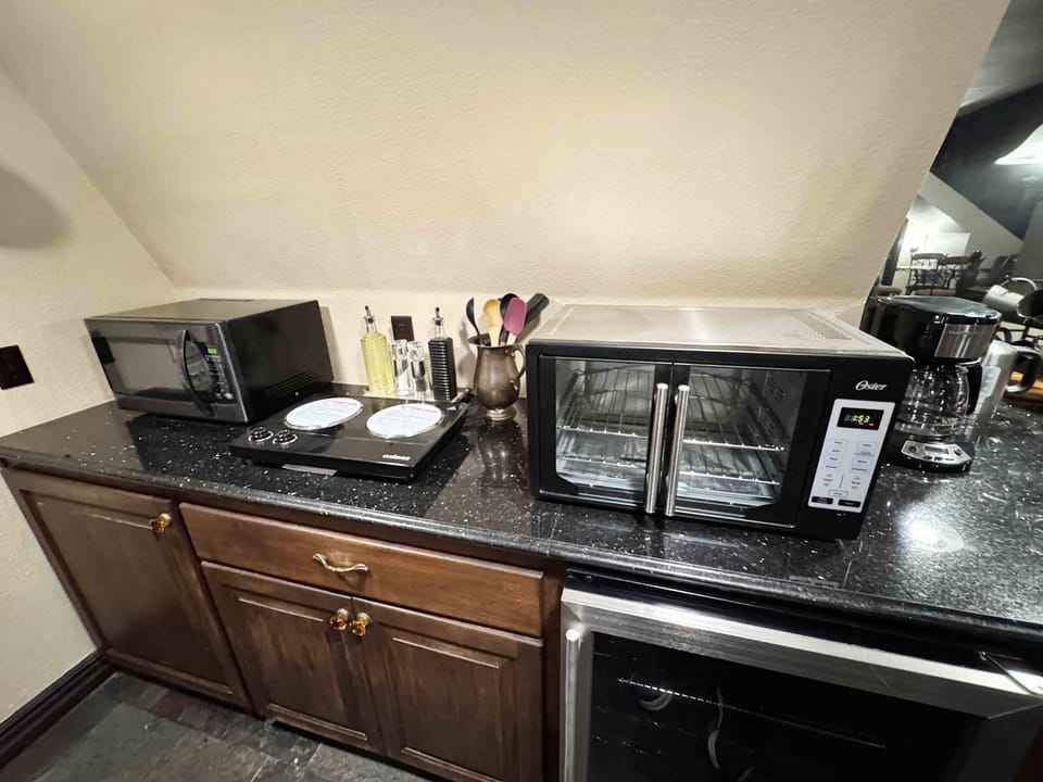 Microwave, hot plate, toaster oven