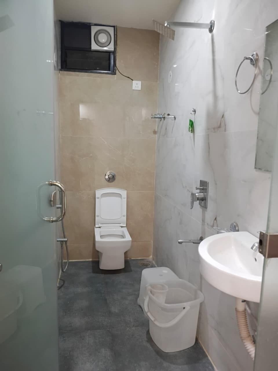 Luxury Room | Bathroom | Shower, free toiletries, towels, soap