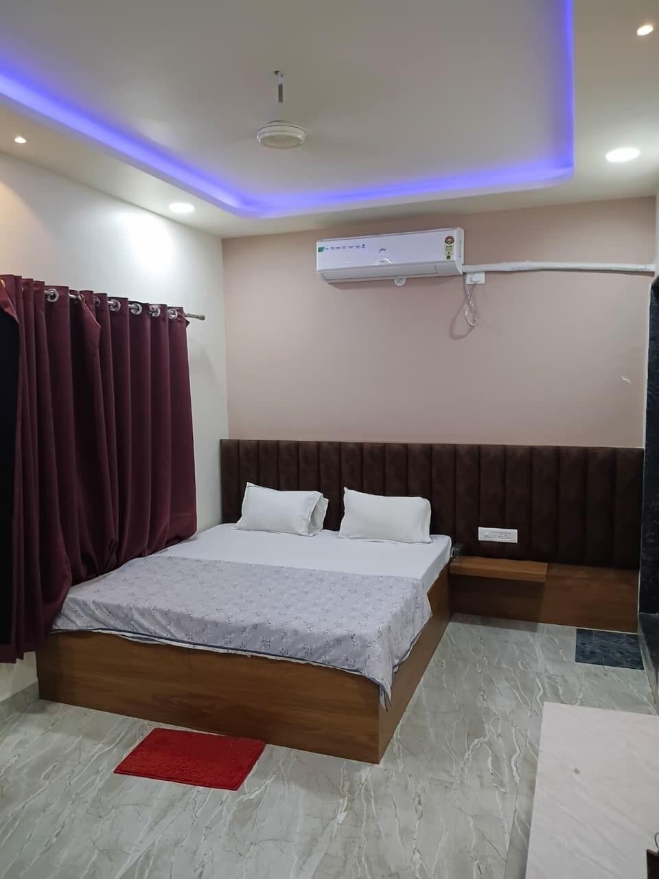 Luxury Room | Rollaway beds, free WiFi, bed sheets