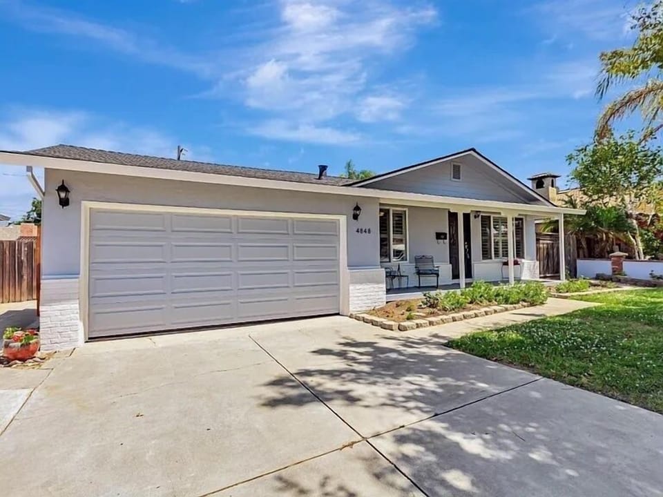 Spacious 3bd/2 full bath house / Next to shopping, hiking, and parks. Parking for 2-4 cars/ high speed 1gb fiber WIF 6e/ Fully equipped for an unforgettable stay