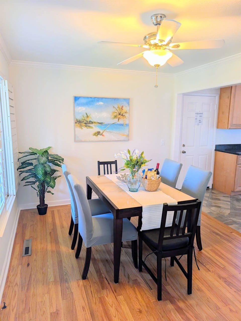 Dining Room great for family breakfast, lunch or dinner 