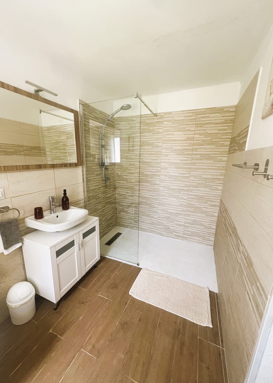 Comfort Double Room, Courtyard View | Bathroom | Shower, rainfall showerhead, free toiletries, hair dryer