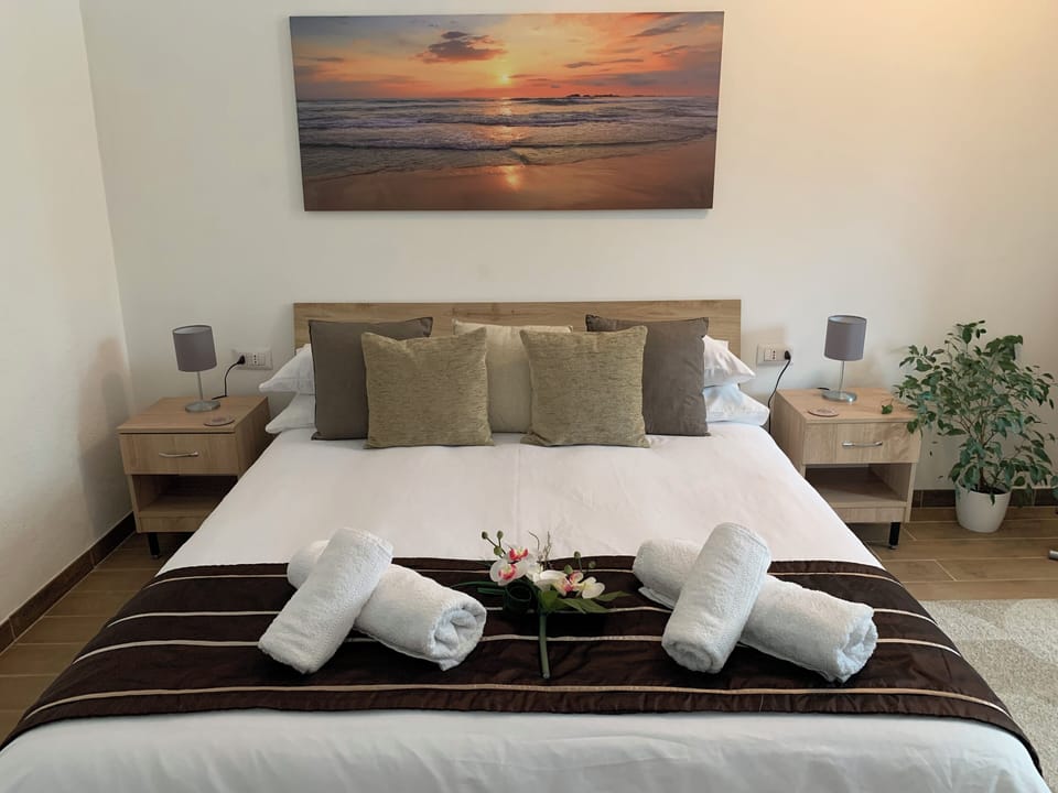 Comfort Double Room, Courtyard View | Memory foam beds, in-room safe, individually decorated