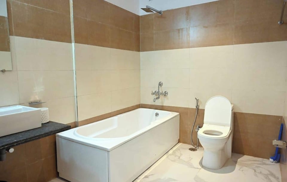 Deluxe Room, Bathtub | Bathroom | Towels
