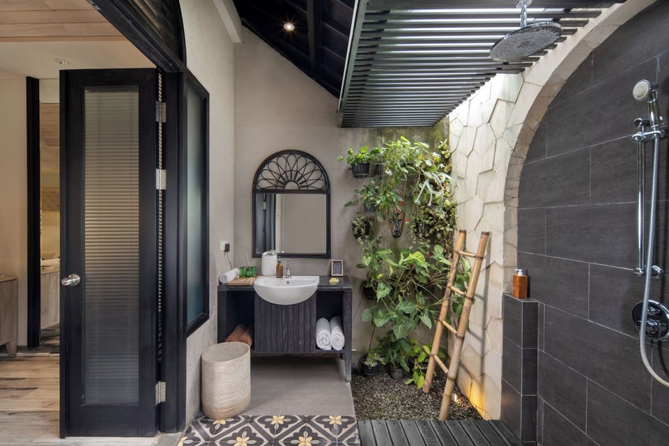 Deluxe Double or Twin Room | Bathroom | Free toiletries, slippers, towels