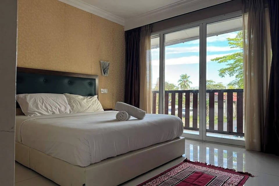 Deluxe Room, 1 Queen Bed | Desk, iron/ironing board, WiFi (free), bed sheets