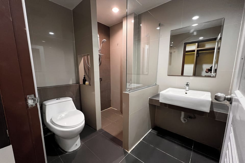 Family Room | Bathroom | Shower, free toiletries, towels