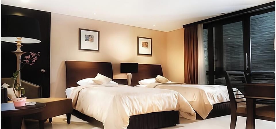 Deluxe Room | Minibar, in-room safe, desk, free WiFi
