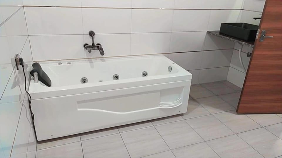 Deluxe Room | Bathroom | Towels, soap, shampoo