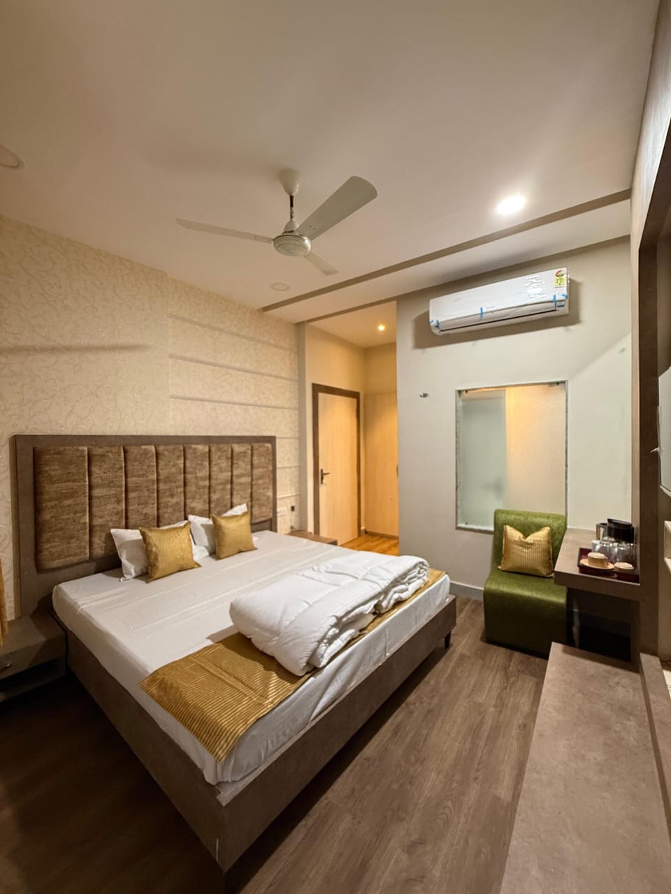 Premium Room | Bathroom | Shower, free toiletries, towels, soap