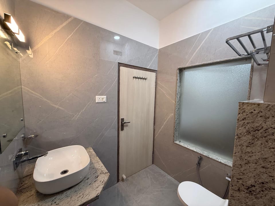 Family Room | Bathroom | Shower, free toiletries, towels, soap