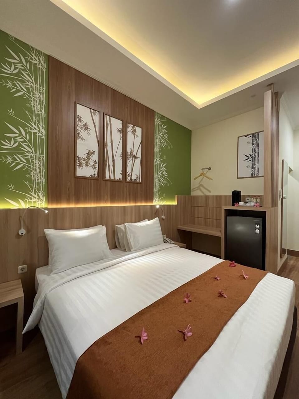 Premier Double Room, 1 King Bed, Balcony | Desk, laptop workspace, blackout drapes, iron/ironing board