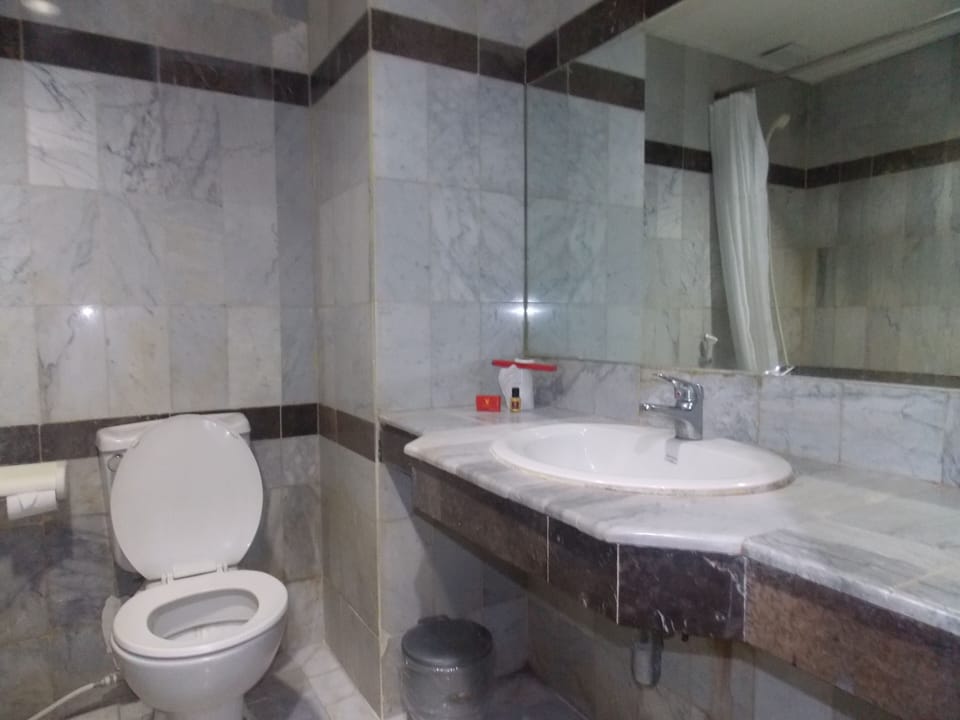 Combined shower/tub, free toiletries, slippers, bidet