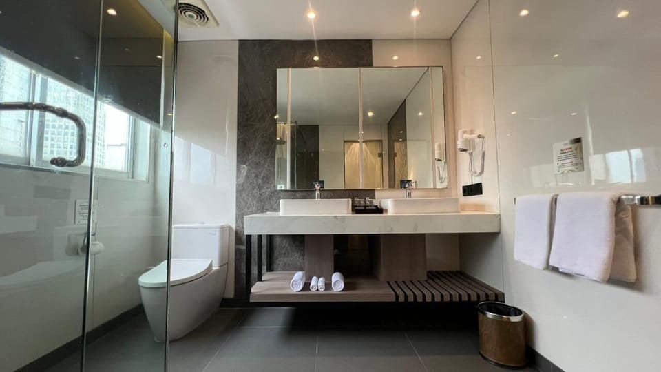 Premier Room | Bathroom | Shower, rainfall showerhead, free toiletries, slippers