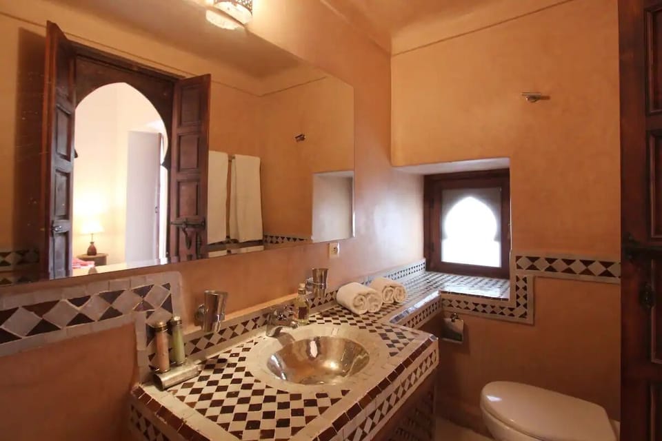 Family Room | Bathroom | Free toiletries, hair dryer, towels, shampoo