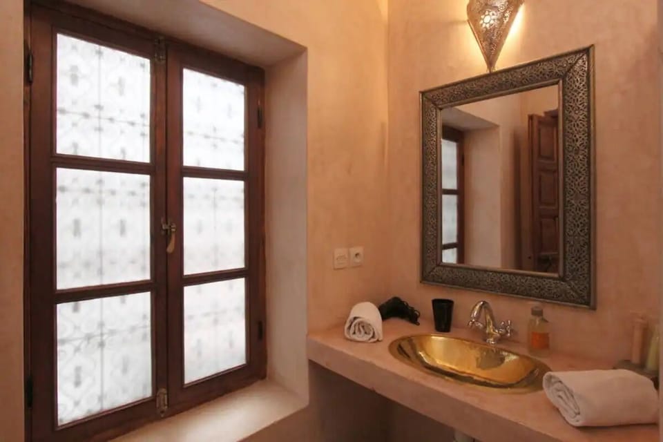 Comfort Double Room | Bathroom | Free toiletries, hair dryer, towels, shampoo