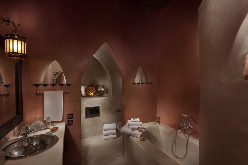Suite | Bathroom | Shower, rainfall showerhead, free toiletries, hair dryer