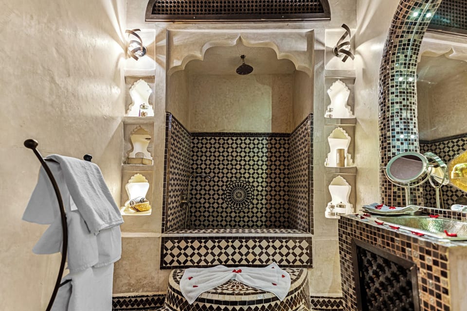 Suite | Bathroom | Free toiletries, hair dryer, bathrobes, slippers