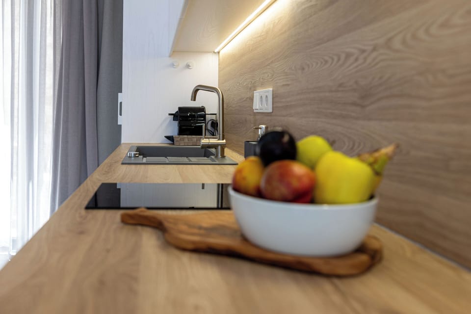 Full-size fridge, oven, stovetop, espresso maker