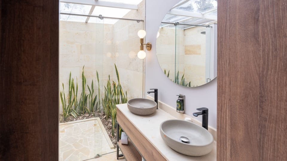 Suite (Ejecutiva) | Bathroom | Shower, free toiletries, towels