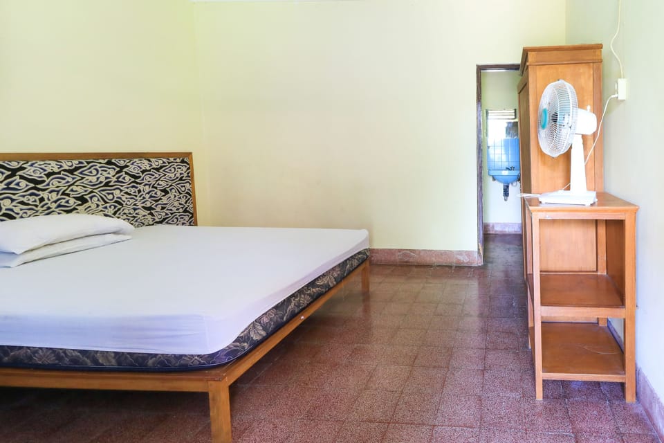 Standard Room | Desk, bed sheets