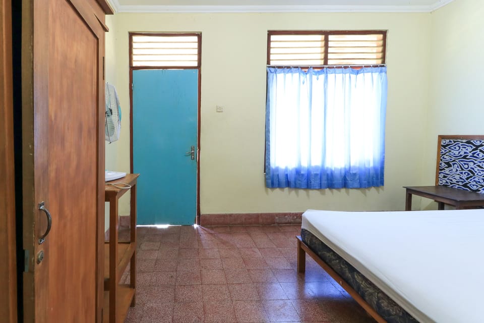 Standard Room | Desk, bed sheets