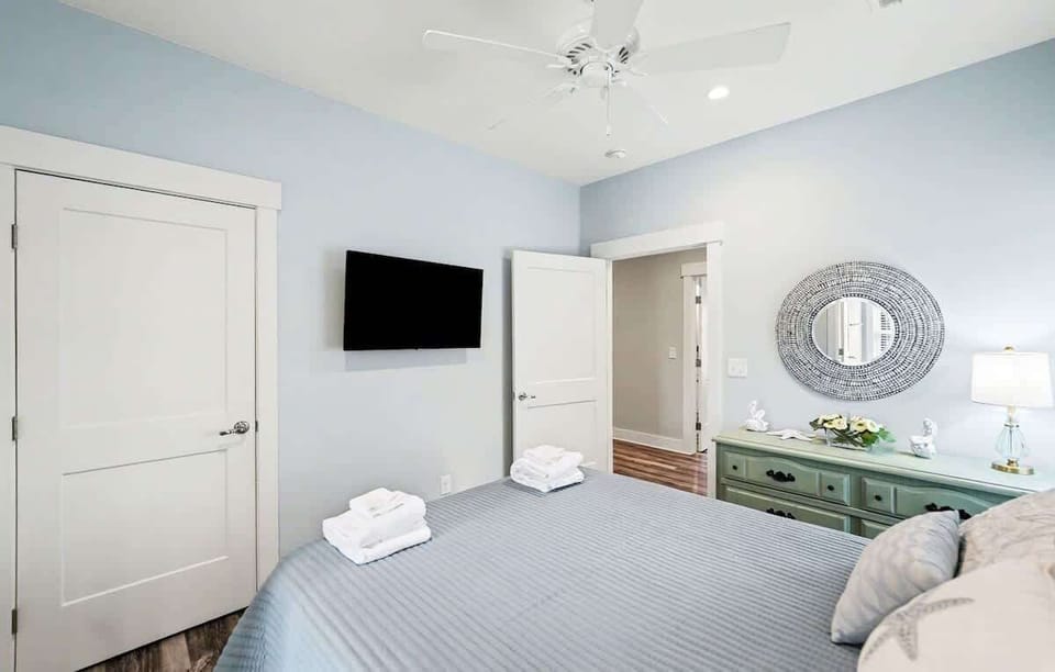 Guest Bedroom with Queen bed and En-Suite 