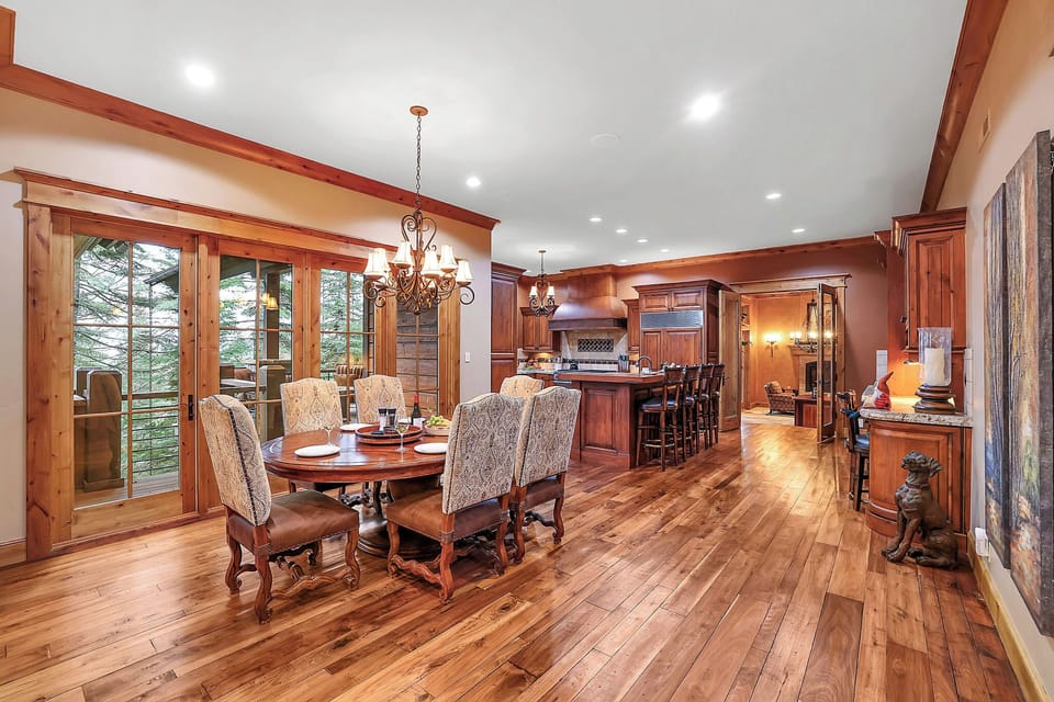 Open flow to the chef’s kitchen keeps the crew connected while the fire crackles and the view does the talking