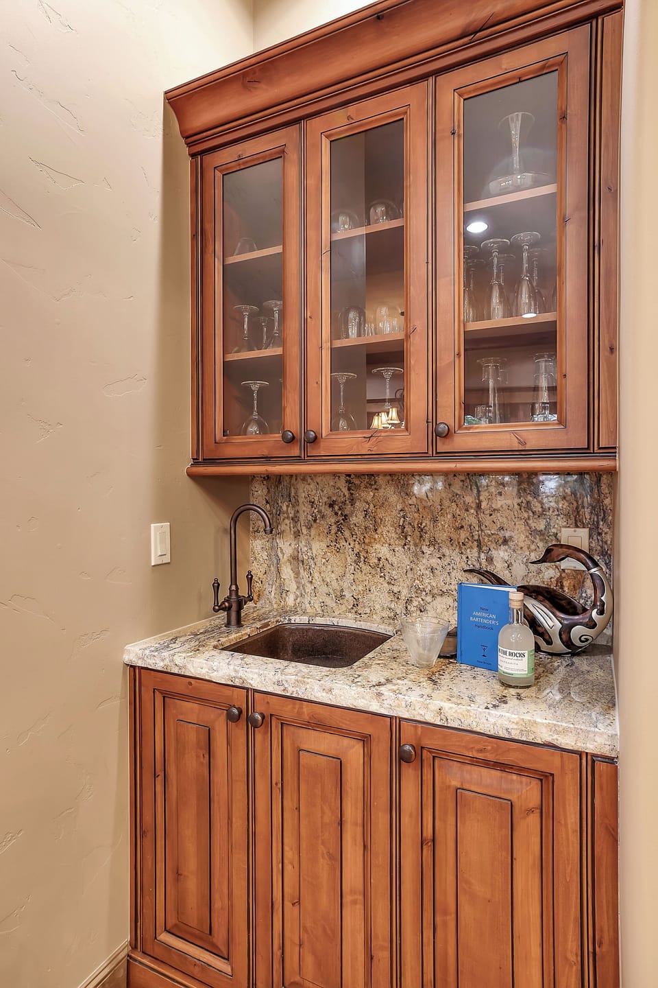 From Negroni to nightcap, the wet bar keeps it effortless—glassware ready, mountain light pouring in