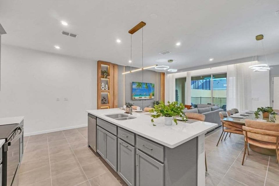 Townhome, 5 Bedrooms | Private kitchen