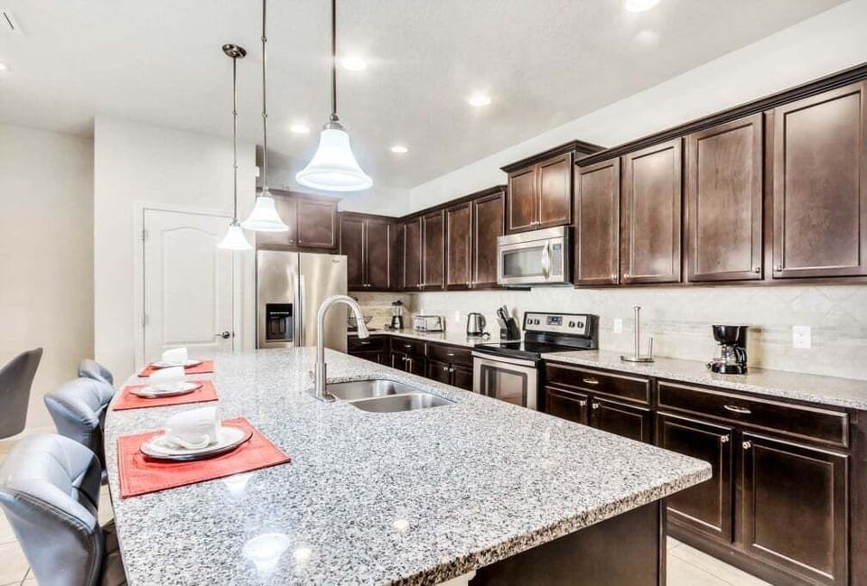 Townhome, 4 Bedrooms | Private kitchen