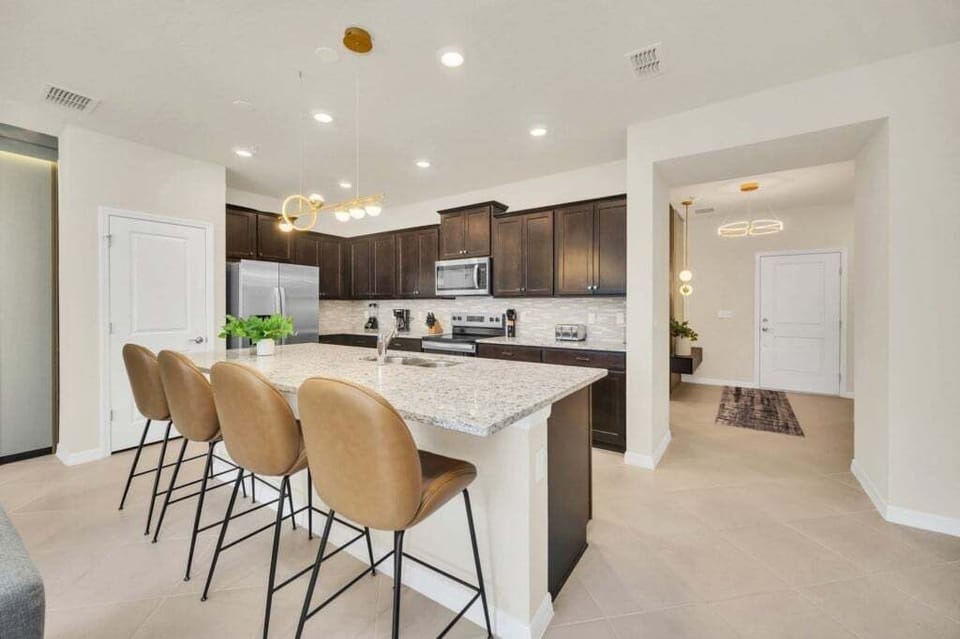 Townhome, 5 Bedrooms | Private kitchen
