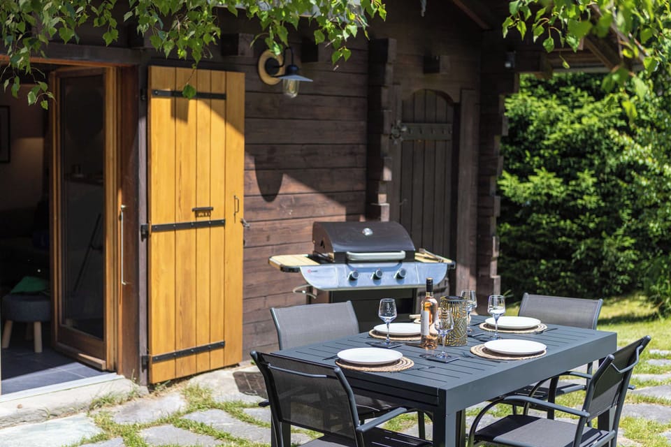 Area suitable for outdoor leisure and eating.