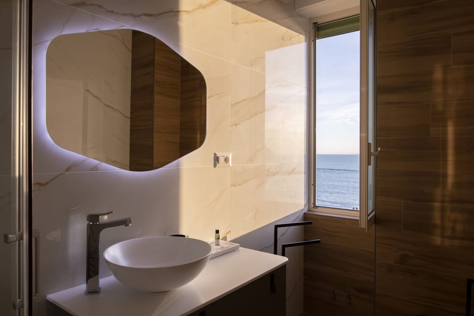 Classic Double Room, Sea View | Bathroom | Shower, free toiletries, hair dryer, bidet