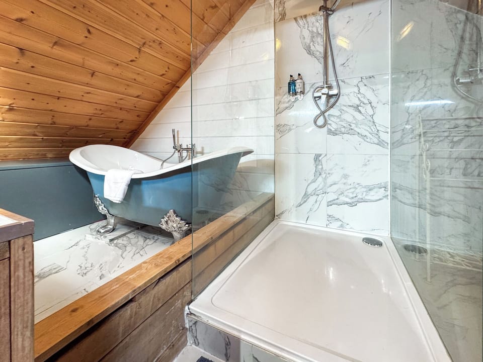 Bathroom | The Lakehouse - Norfolk Lake House, Pentey